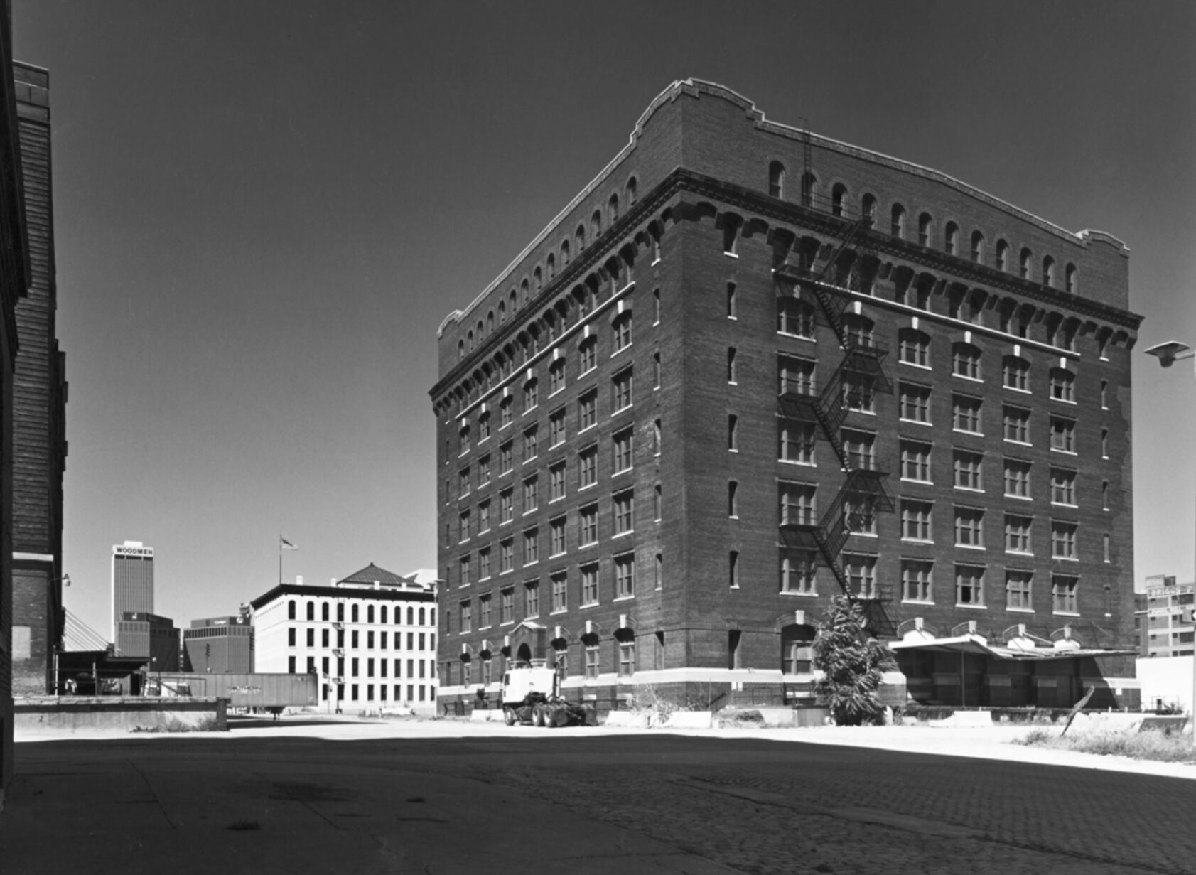 1. Nash Block, 902-912 Farnam, 1980 - Lynn Meyer.jpg